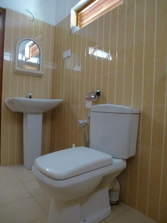 High Park Hotel Нилавели Екстериор снимка